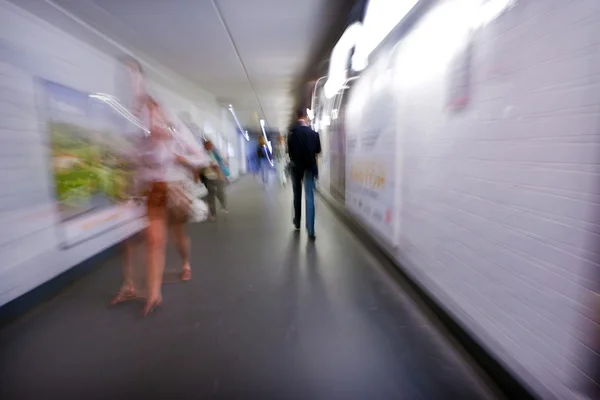 La gente camina en la estación de metro desenfoque abstracto — Foto de Stock