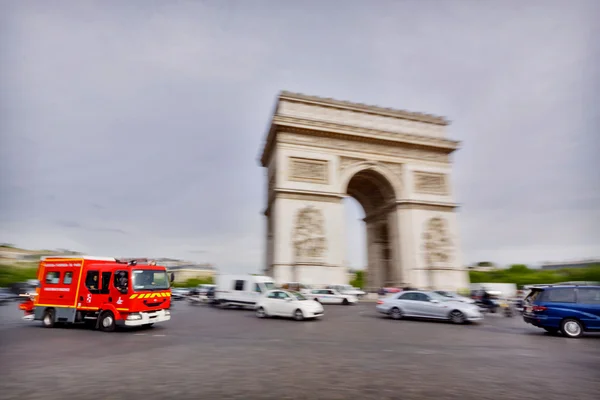 Триумфальная арка на площади Этуаля в Париже, Франция — стоковое фото