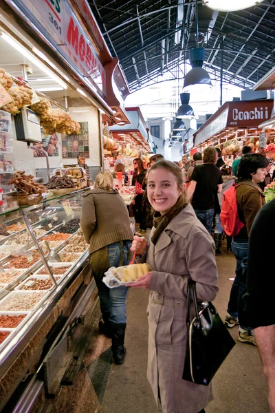 Vrouw in markt — Stockfoto