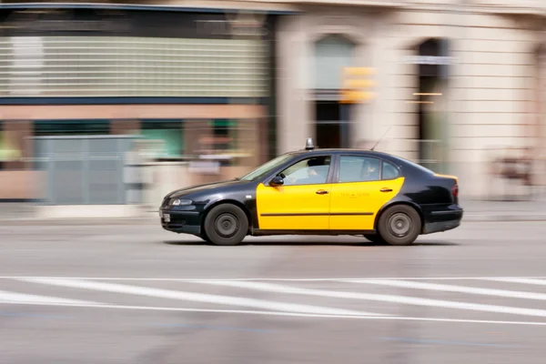 Ypical taksi sarı ve siyah Barcelona, İspanya — Stok fotoğraf