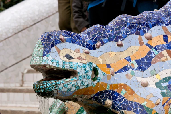 Dragón mosaico en el Parc Guel. España, Barcelona . — Foto de Stock