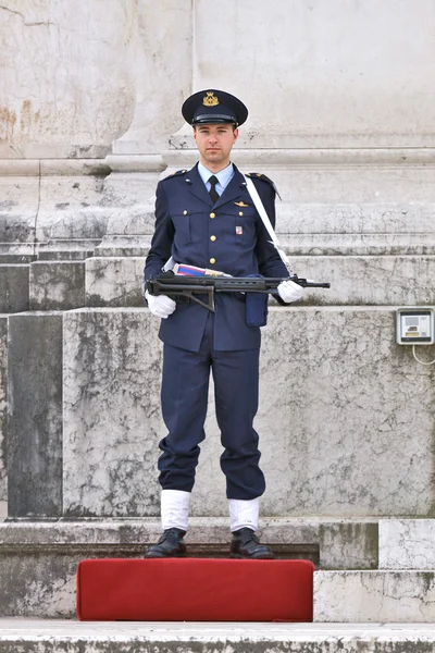Oficial de policía de tránsito en Roma, Italia — Foto de Stock