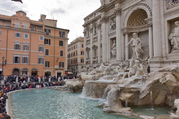 Vista da famosa Fonte de Trevi, Roma, Itália . — Fotografia de Stock
