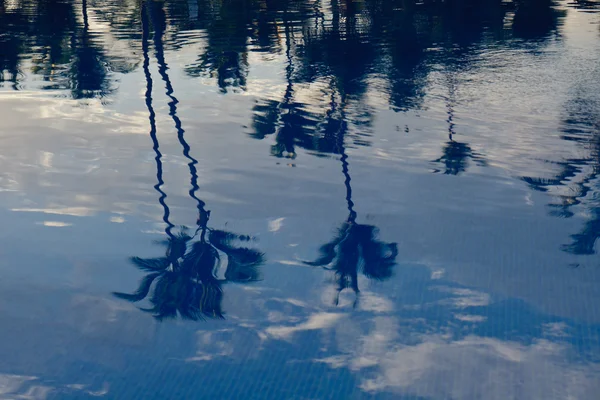 Reflexão na piscina — Fotografia de Stock