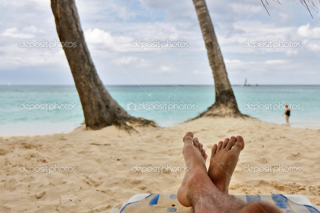Belles Longues Jambes Homme Bronzé Sur Le Fond De La Plage