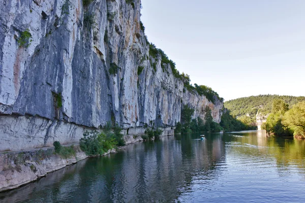 Falésias e lago — Fotografia de Stock