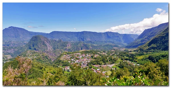 Berge und Dorf — Stockfoto