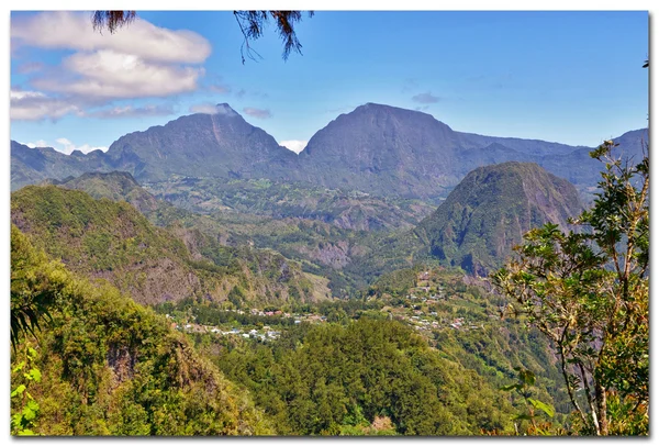 Berge und Dorf — Stockfoto