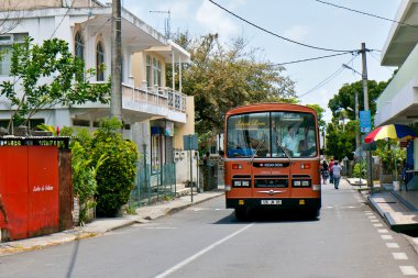 Kırmızı otobüs