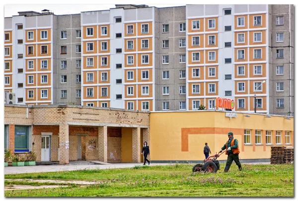 Construção de múltiplos andares — Fotografia de Stock