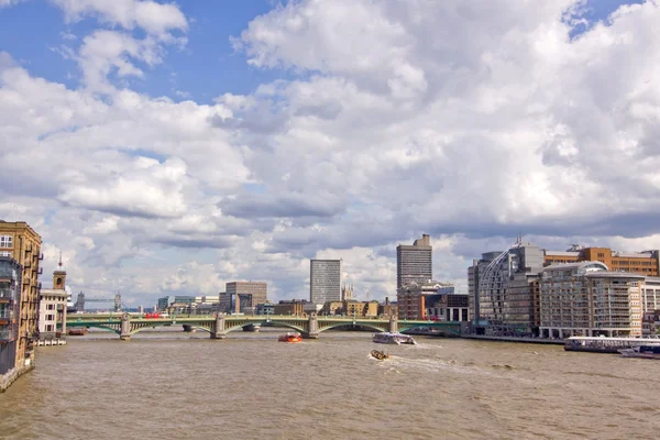 Thames Nehri üzerinde bir şehir — Stok fotoğraf