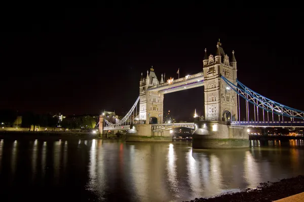 Tower Bridge withreflections in the thames auringonlaskun aikaan — kuvapankkivalokuva