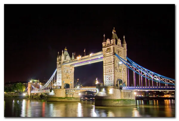 Tower bridge withreflections i Themsen i solnedgången — Stockfoto