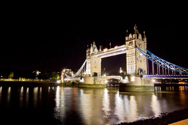 Tower bridge withreflections v Temže při západu slunce — Stock fotografie