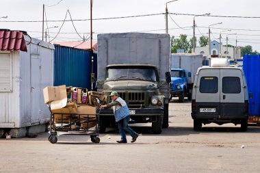 Kağıt kutular adam taşır