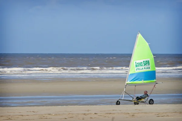 Windsurfistas en la playa, Francia —  Fotos de Stock