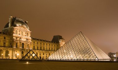 kings palace louvre ile ünlü olan piramit