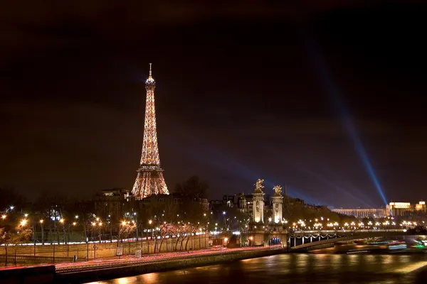 Torre Eiffel à noite — Fotografia de Stock