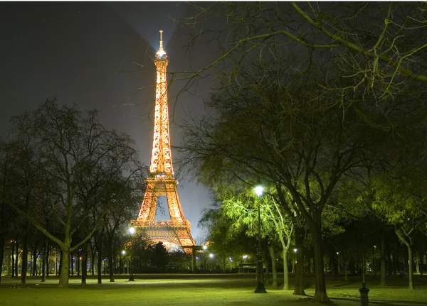 Torre Eiffel por la noche — Foto de Stock