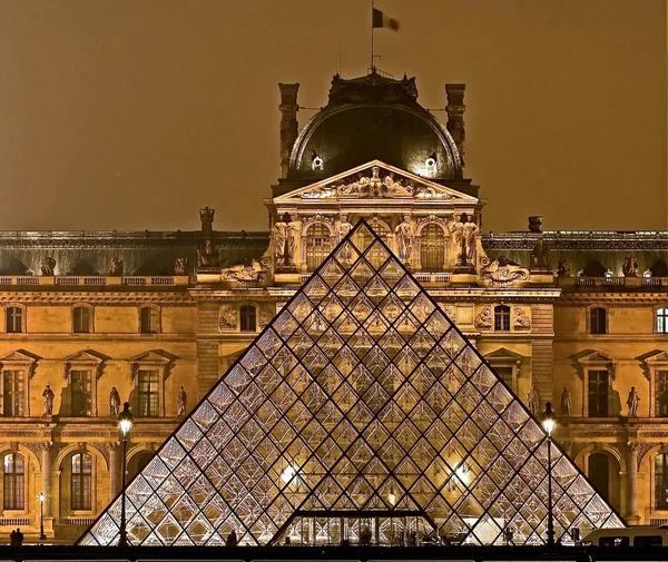 Králové palác louvre s jeho slavné pyramidy — Stock fotografie