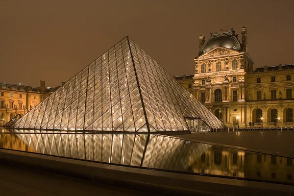 The kings palace louvre with its famous pyramid — Stock Photo, Image