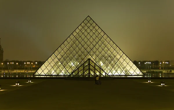 Le louvre du palais des rois avec sa célèbre pyramide — Photo
