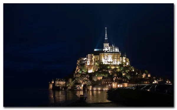 Mont saint michel v noci. Francie — Stock fotografie