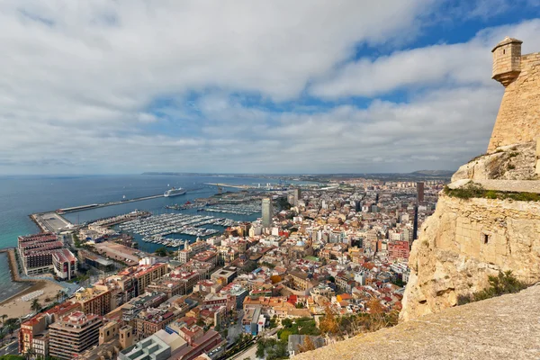 Alicante kikötő megtekinthetők a santa barbara-kastély — Stock Fotó