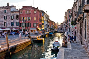 Campo San Barnaba, Venedik