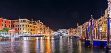 rialto Köprüsü'nün doğal görünümü