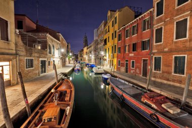 bir venice kanalının gece görünümü