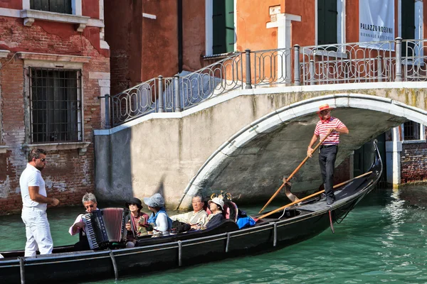 Serenata sobre una góndola en Venecia, Italia —  Fotos de Stock