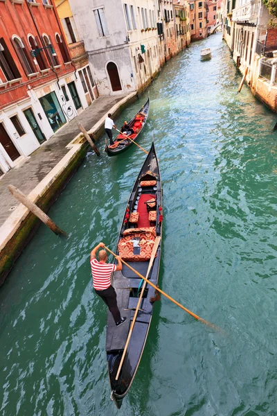 Gondole su un canale veneziano — Foto Stock