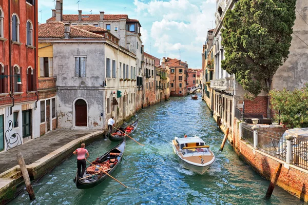 Góndolas en un canal veneciano —  Fotos de Stock