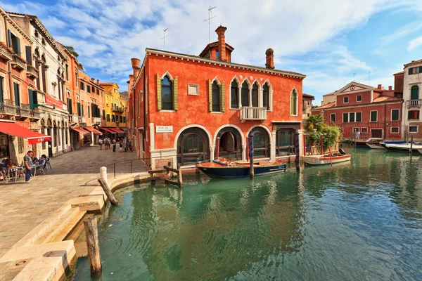 Red palazzo on a Venetian canal — Stock Photo, Image