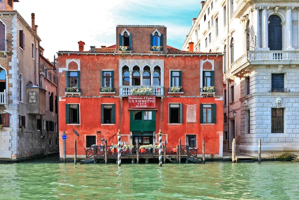 Barevné červené palazzo — Stock fotografie