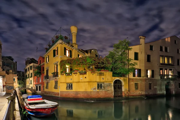 Venetië canal scène bij nacht — Stockfoto
