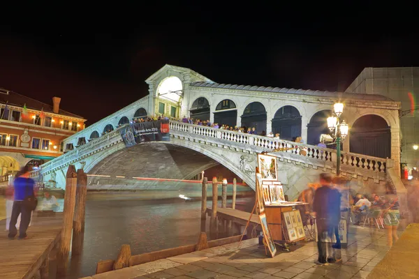 Rialtobron Venedig på natten — Stockfoto