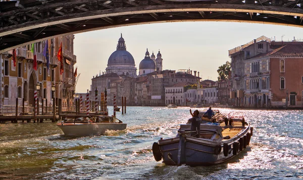 Chiatta passando sotto il ponte dell'accademia — Stock fotografie