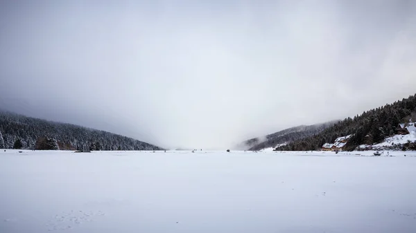 白日湖 Lac Payolle 是法国比利牛斯山脉的人工湖 它位于Midi Pyrenees地区Hautes Pyrenees省Campan镇和Arreau镇 免版税图库图片