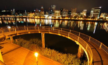 gece vakti dairesel patika ve şehir görünümünde