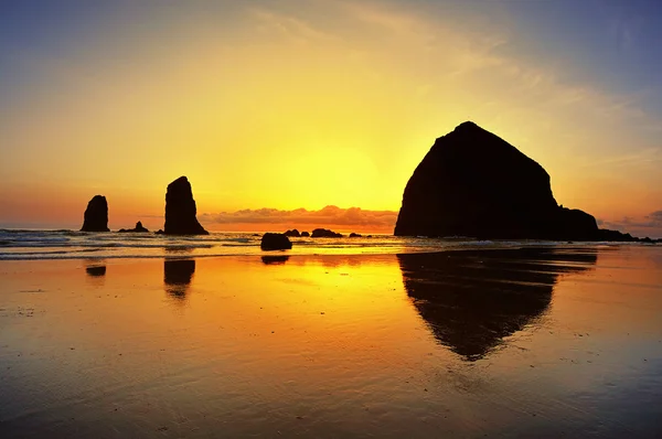 Bunte Kanonen Strand Sonnenuntergang — Stockfoto