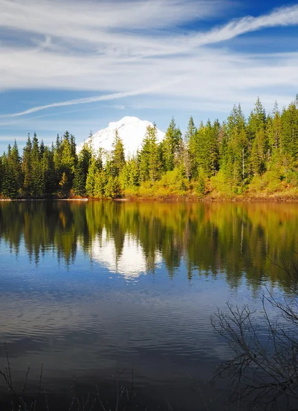 En vacker återspegling i spegel sjö — Stockfoto