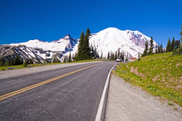 A direção da estrada para Mt Rainer no ponto de nascer do sol no Parque Nacional Mt Rainier — Fotografia de Stock