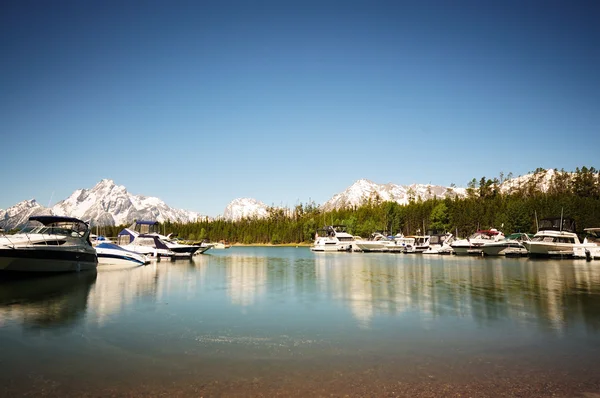 Hajók tükrözi Jackson Lake — Stock Fotó