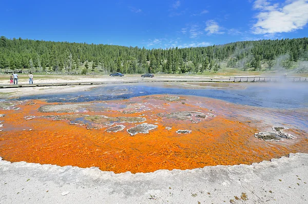 Um buraco de fogo vista lago — Fotografia de Stock