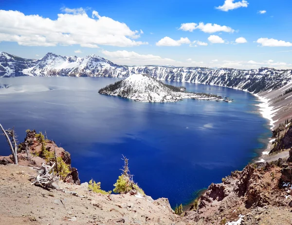 Beautiful crater lake — Stock Photo, Image