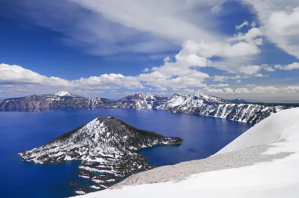 Красивое кратерное озеро — стоковое фото