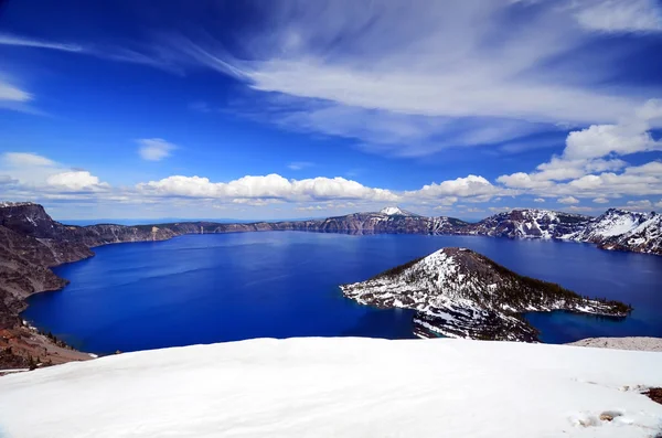 Глубоко синее красивое озеро кратера — стоковое фото