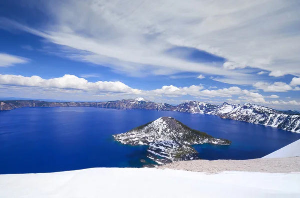 Le magnifique lac de cratère bleu profond — Photo